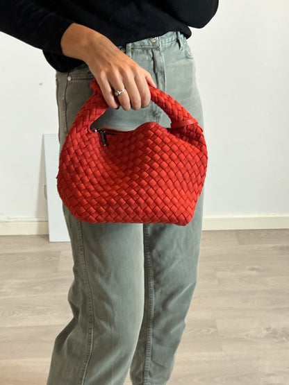 VANYLU. Bolso clutch trenzado rojizo