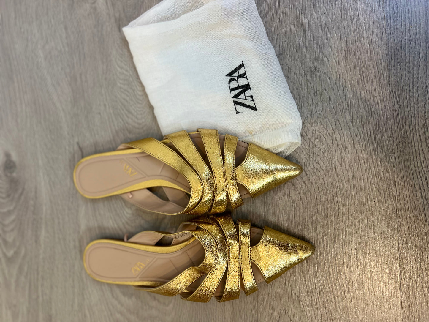 ZARA. Mules dorados T.39
