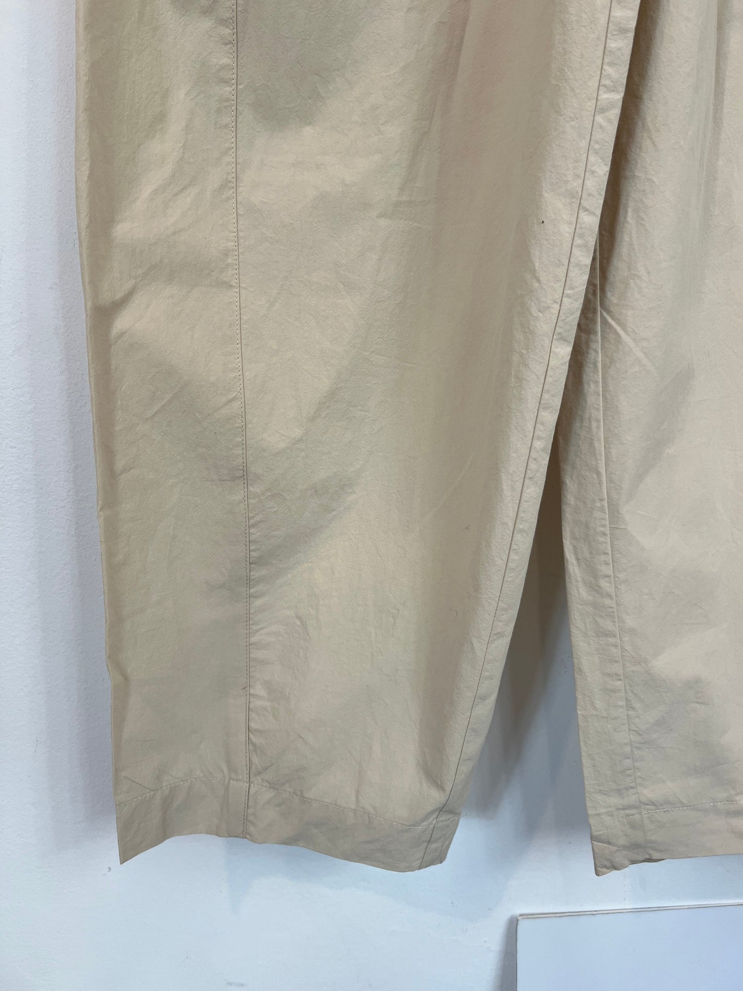 MANGO. Pantalón beige textura
