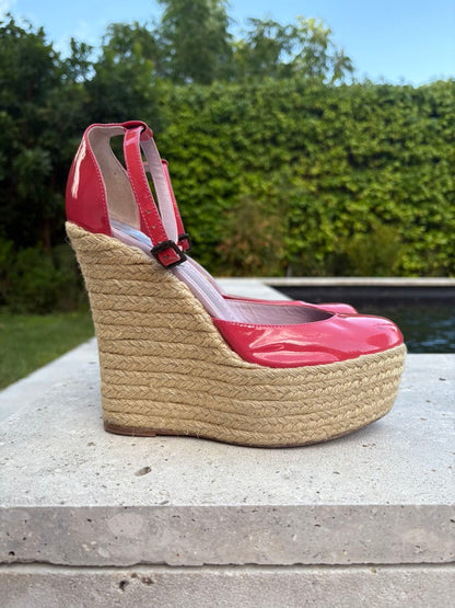 RED VALENTINO. Cuña esparto charol en rojo. T 38