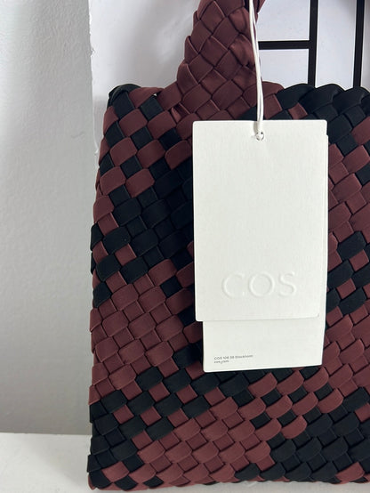 COS. Bolso de mano trenzado bicolor