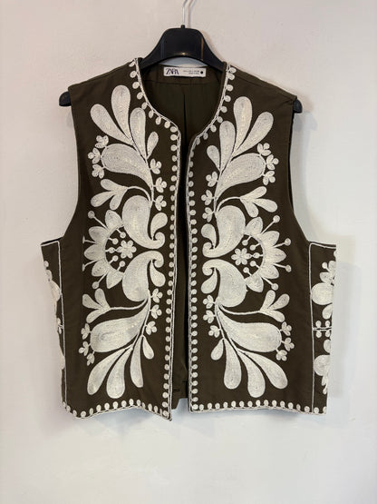 ZARA. Chaleco verde bordados
