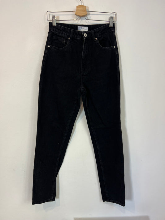 BERSHKA. Denim negro estilo mom fit. T 36