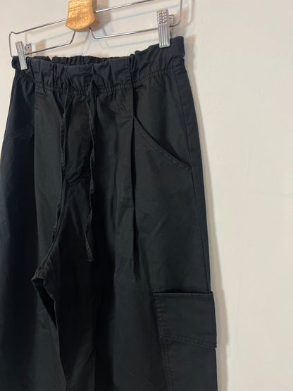 ZARA. Pantalón negro bolsillos. T XS