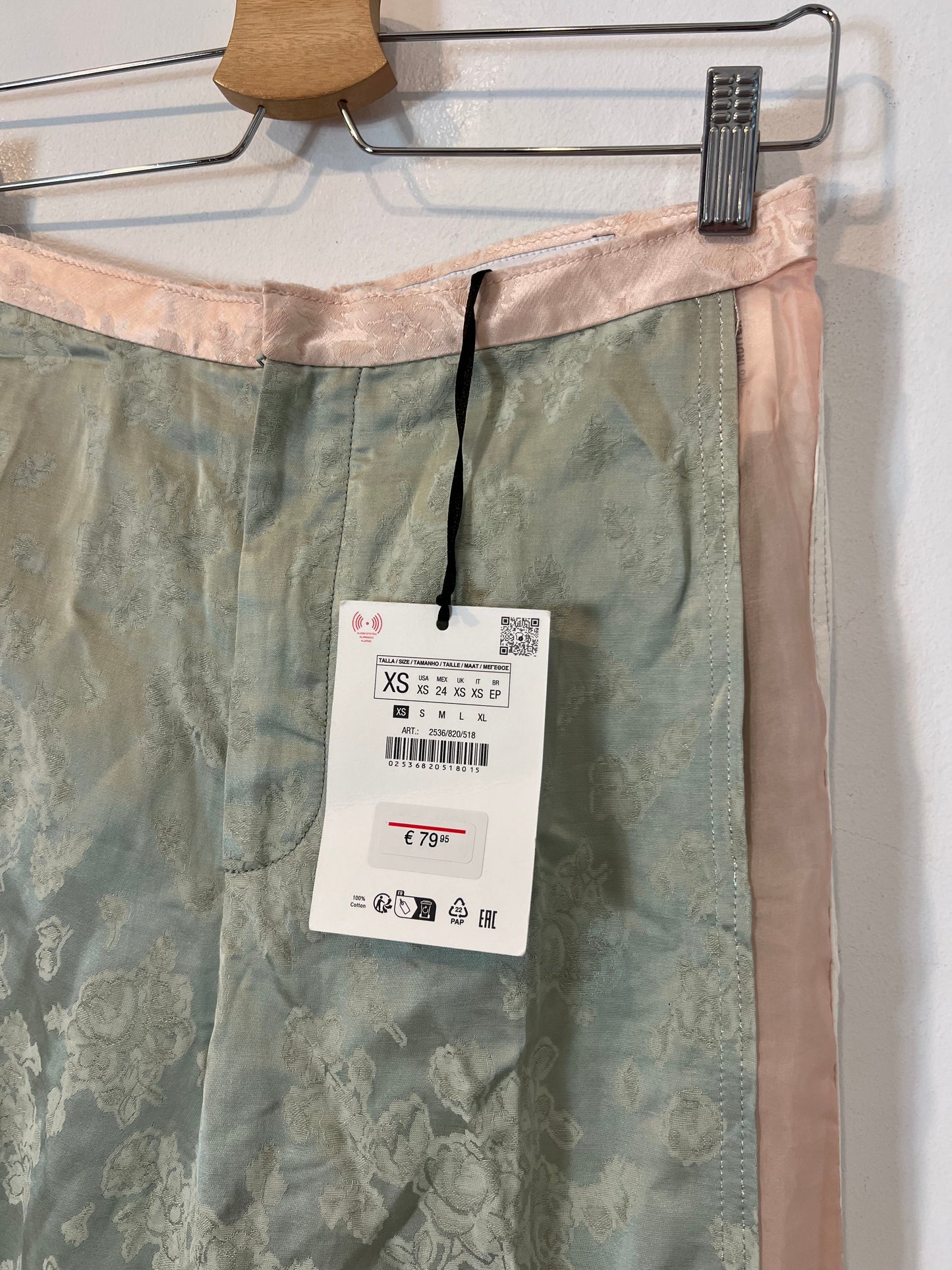 ZARA. Pantalón ancho colores y flores T.xs