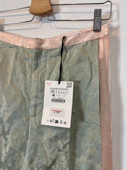 ZARA. Pantalón ancho colores y flores T.xs