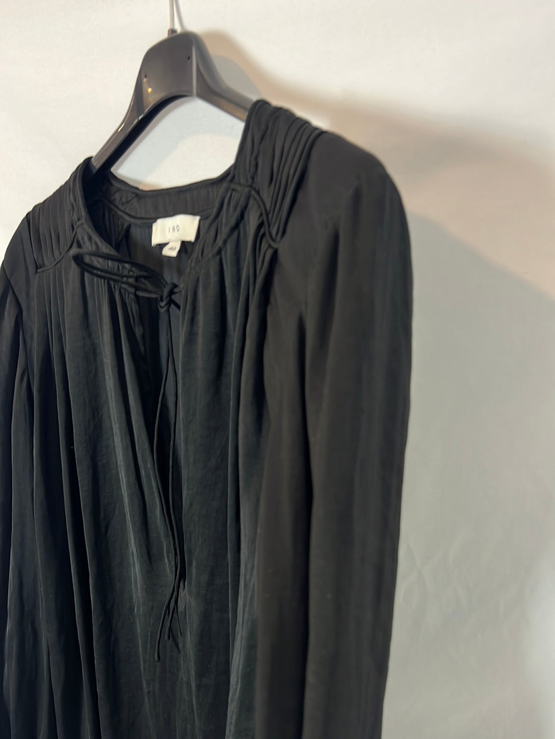 IRO. Blusa negra fluida detalle hombros. T 40