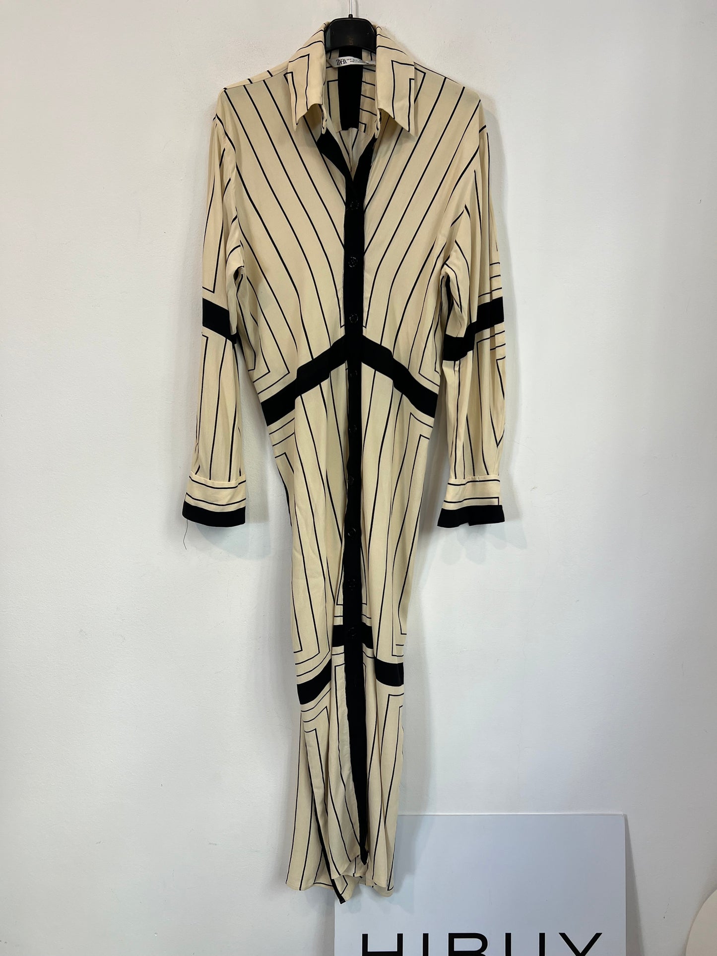 ZARA. Vestido midi abotonado
