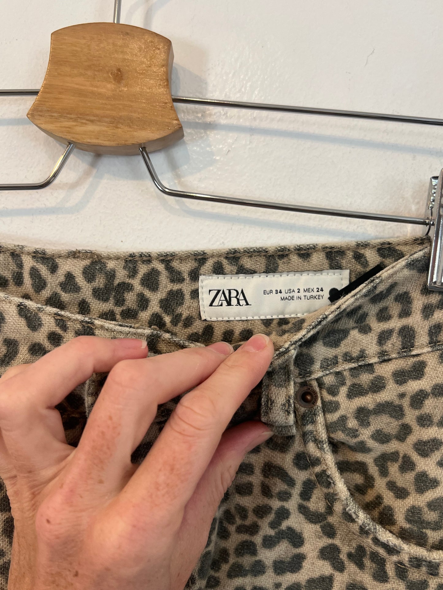 ZARA. Pantalón ancho animal print T.34
