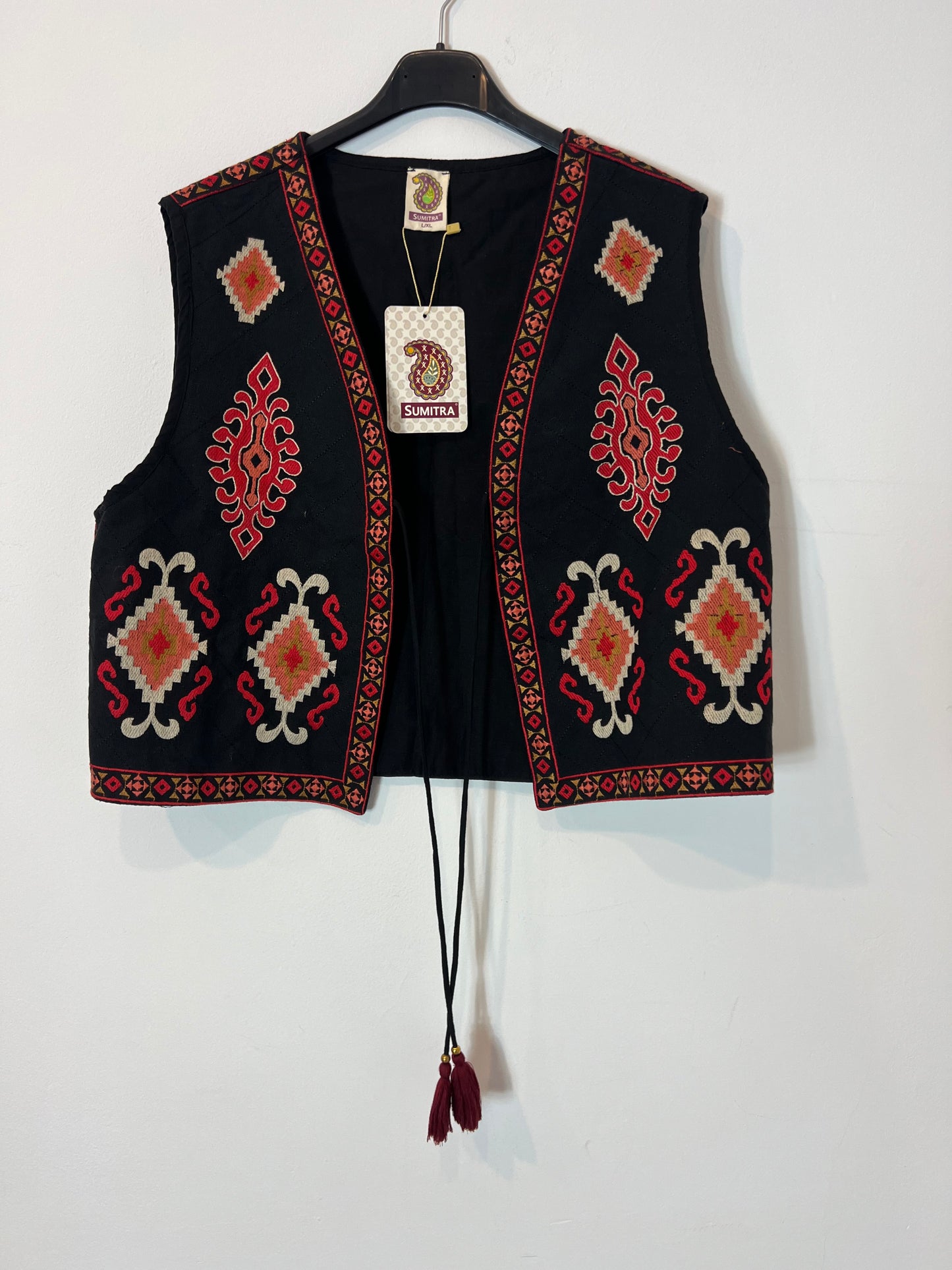 SUMITRA. Black embroidered vest Tl/XL