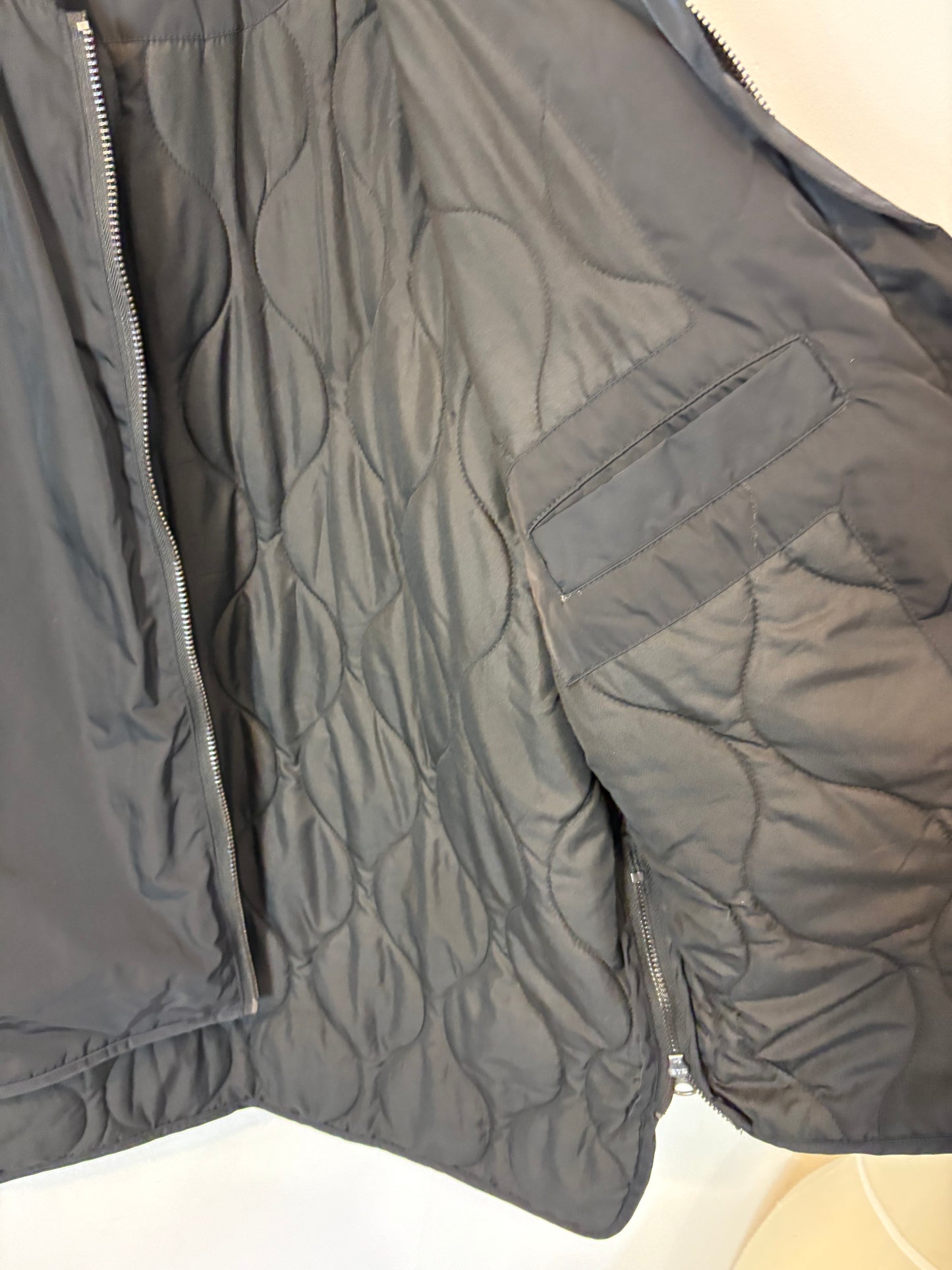 CHEAP MONDAY. Chaqueta negra acolchada