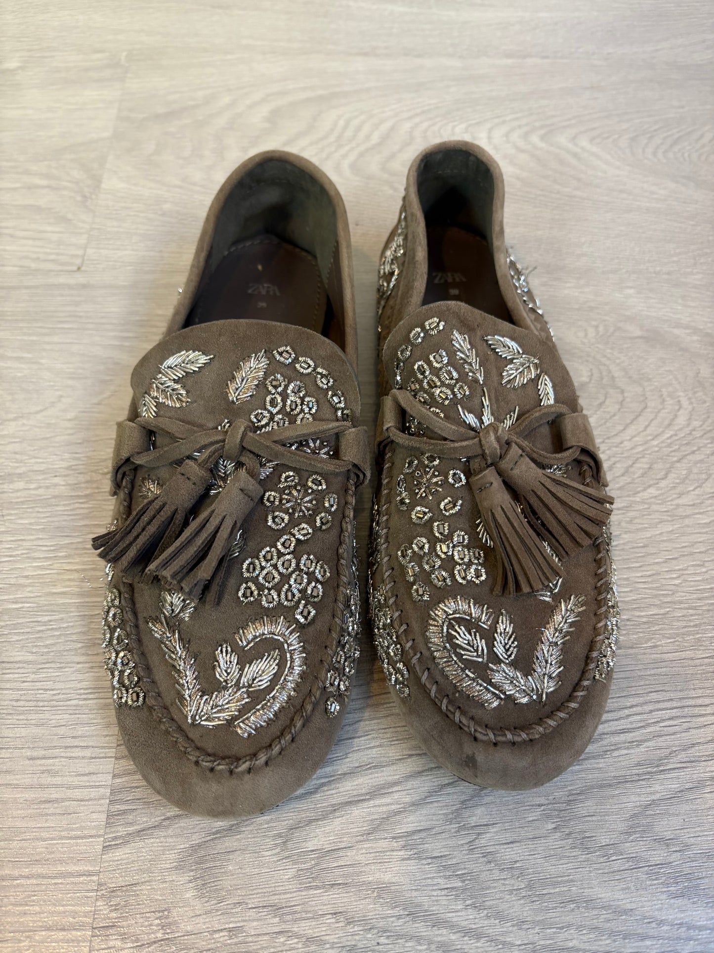 ZARA. Mocasines piel abalorios