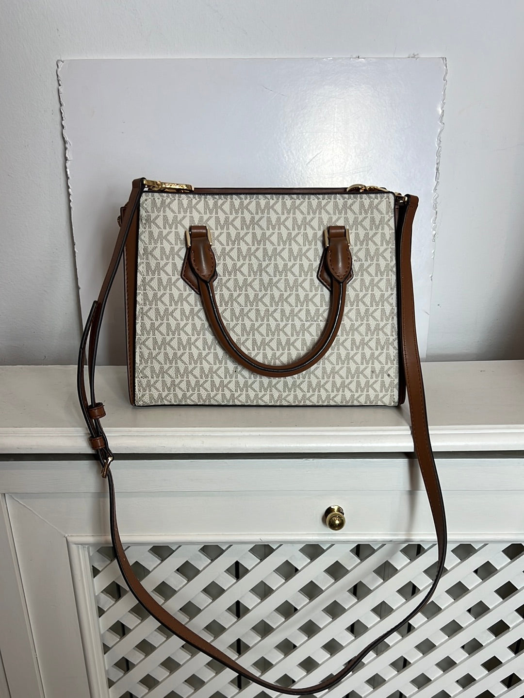 MICHAEL KORS. Bolso iniciales doble asa