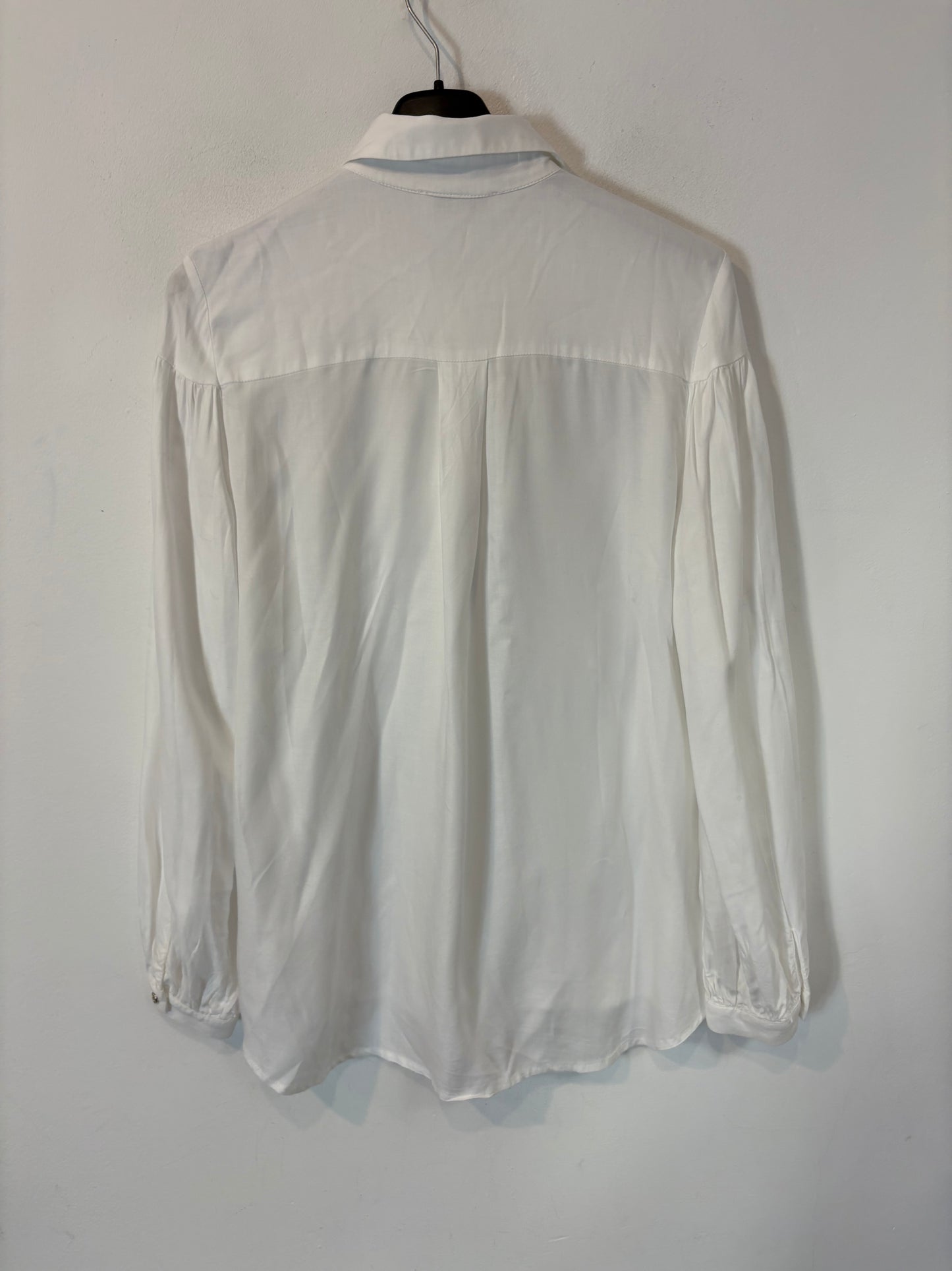 TINTA. Blusa blanca fluida detalles
