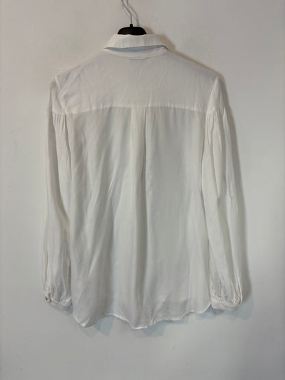 TINTA. Blusa blanca fluida detalles