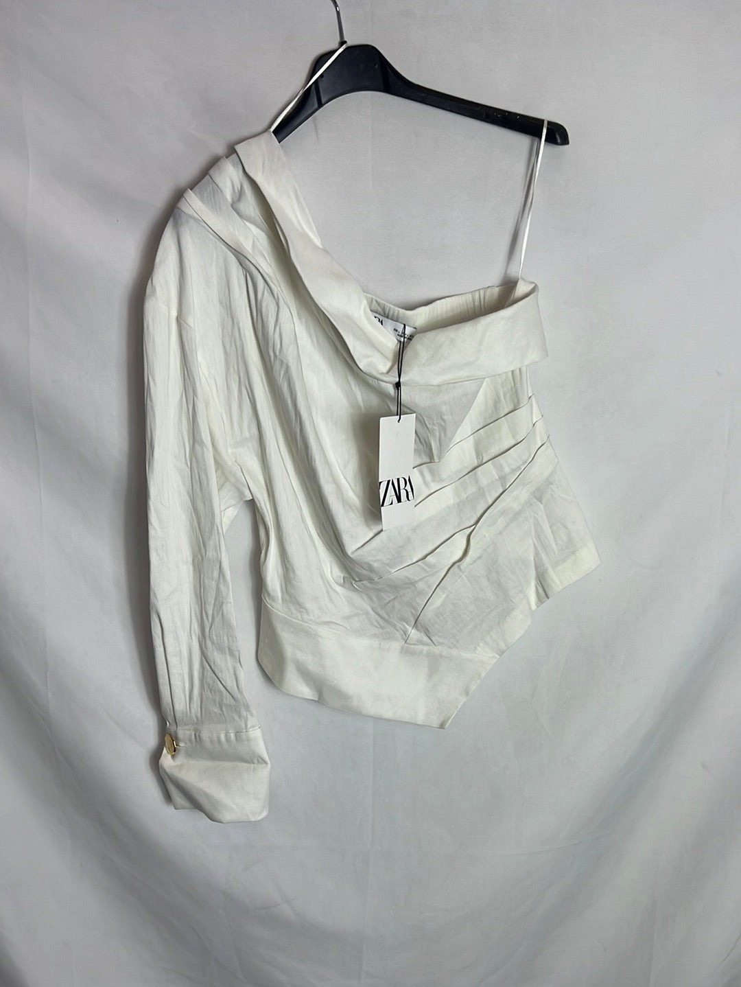 ZARA. Asymmetrical textured top. TL