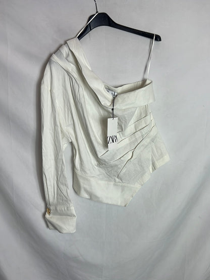 ZARA. Asymmetrical textured top. TL