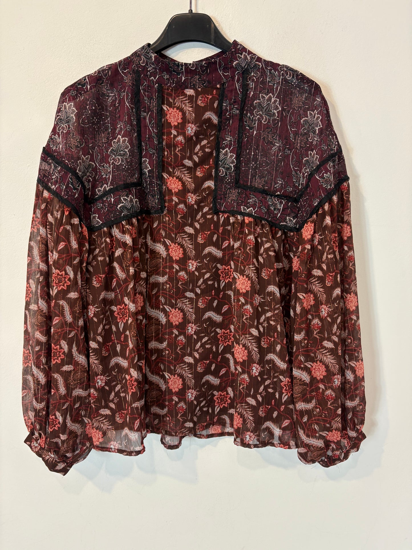 ZARA. Blusa textura tonos burdeos