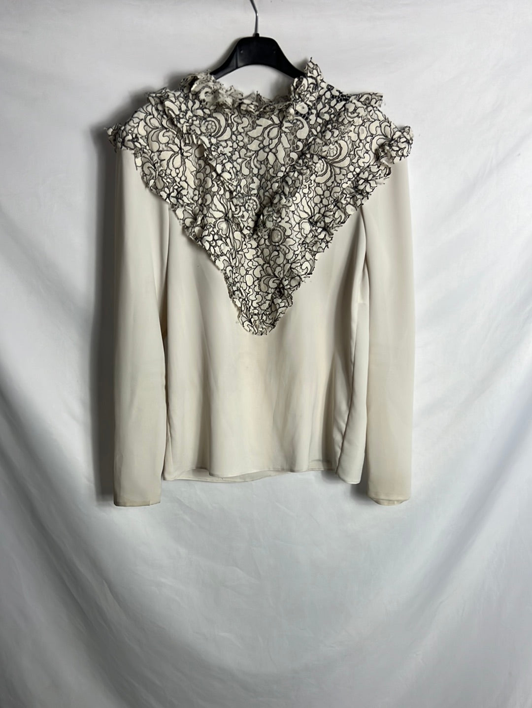 VICTORIA. Flowy blouse with neckline and collar detail. TS/M