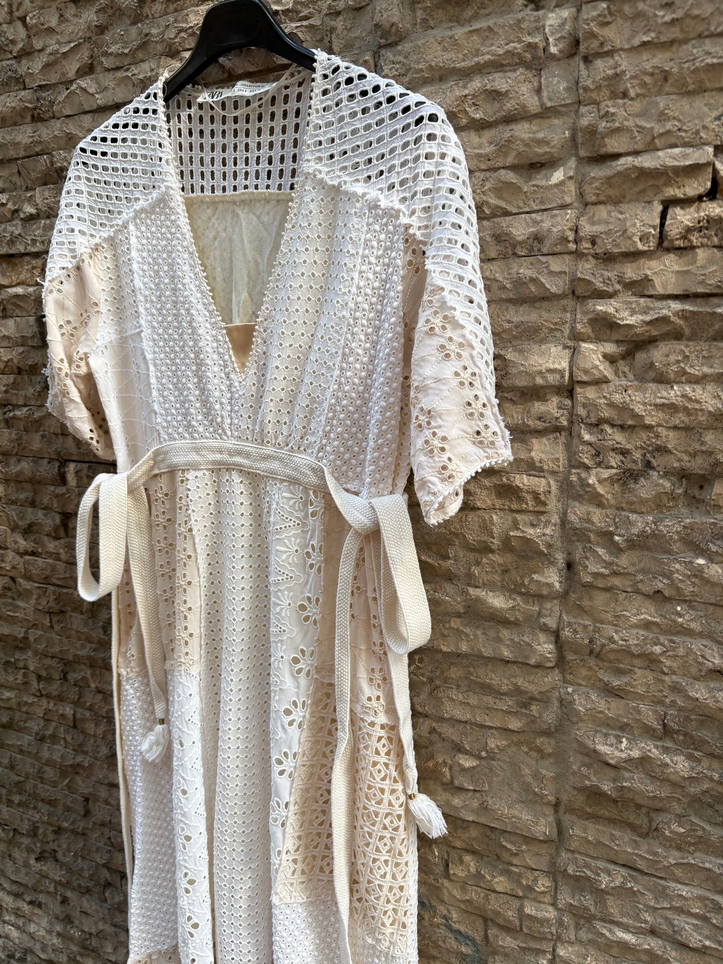 ZARA STUDIO. Vestido midi troquelado bolsillos