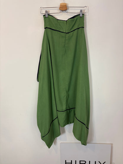 IQ COLLECTION. Falda midi verde asiemtrica