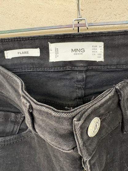 MANGO. Denim negro acampanado