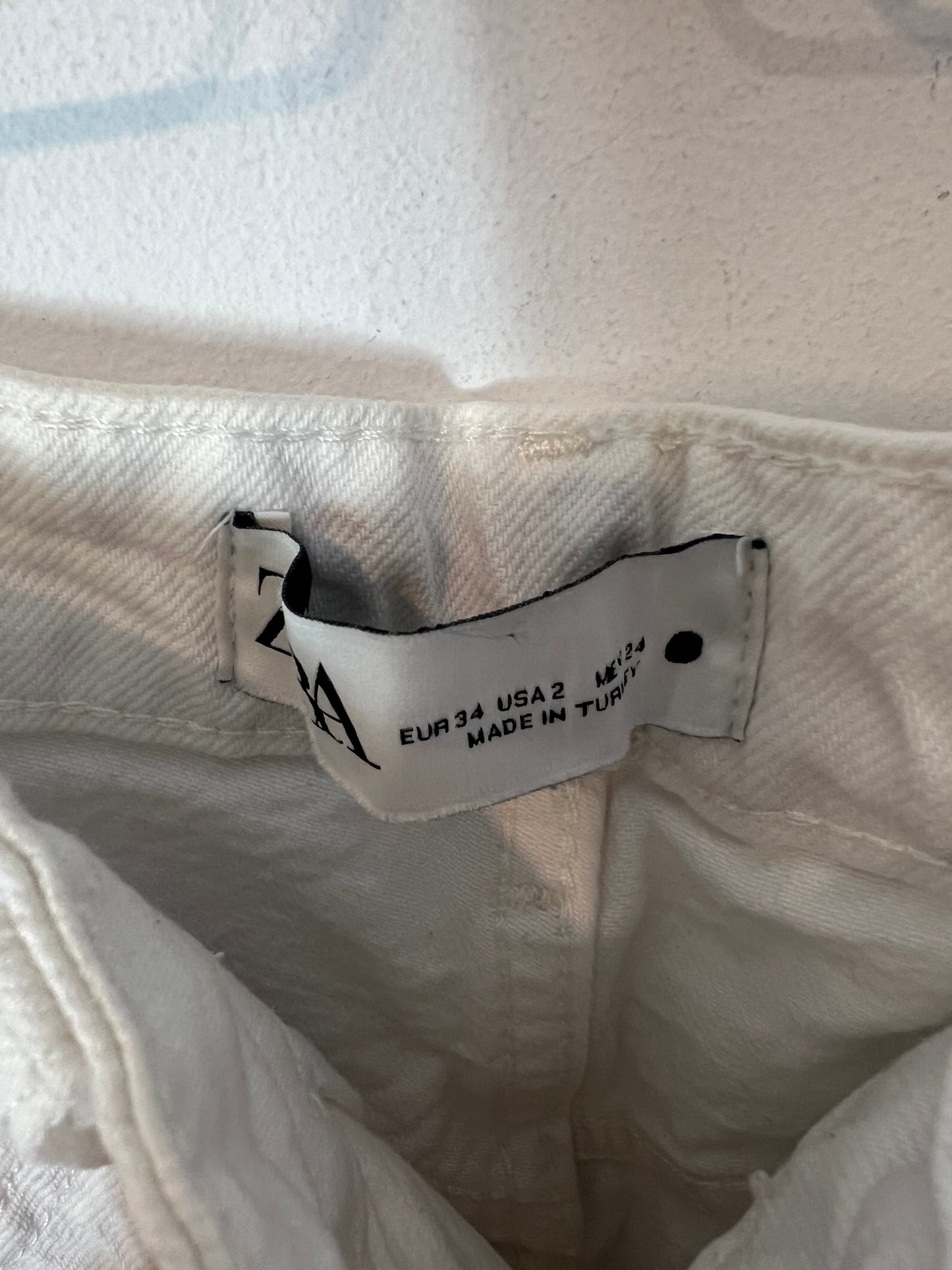 ZARA. Denim short blanco flecos. T 34
