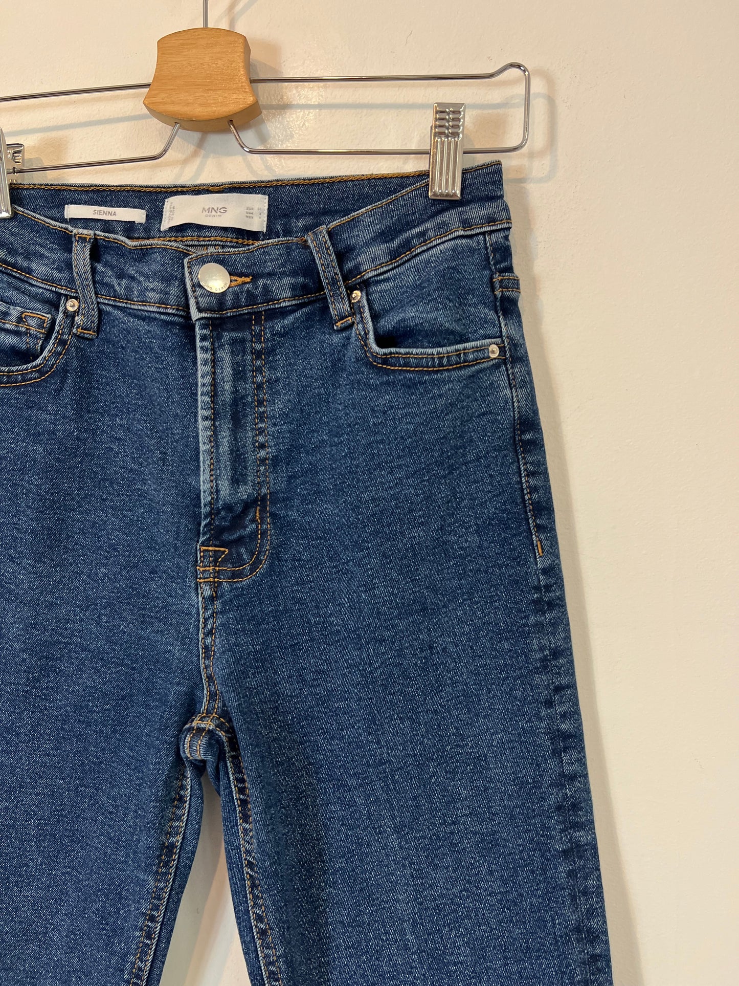 MANGO. Pantalón denim acampanado T.38