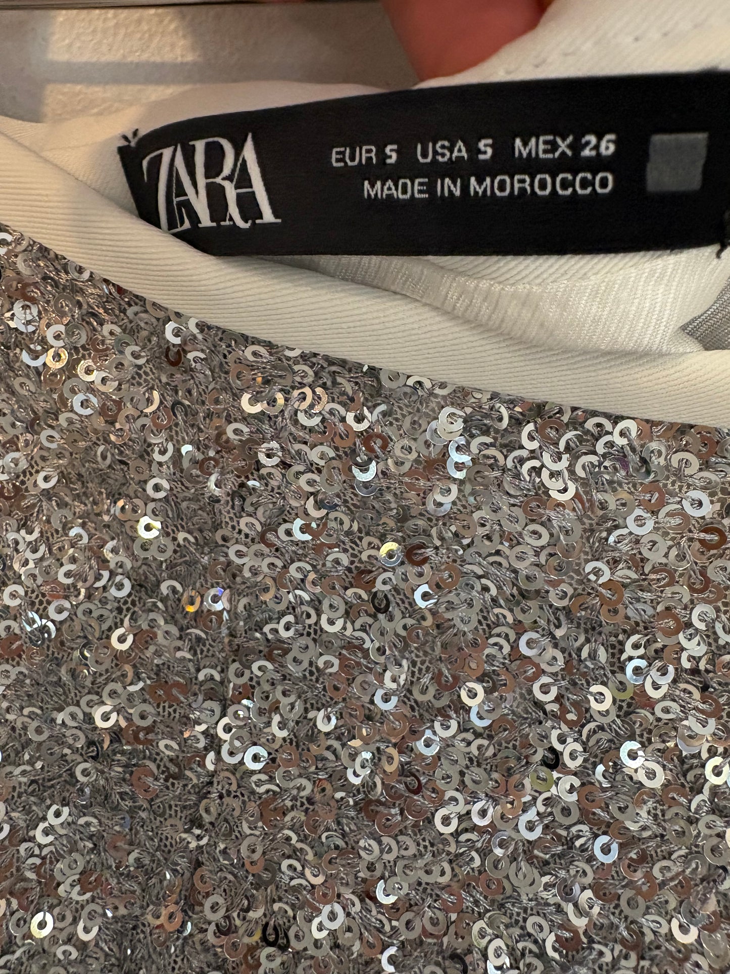 ZARA. Pantalón corto lentejuelas. T S