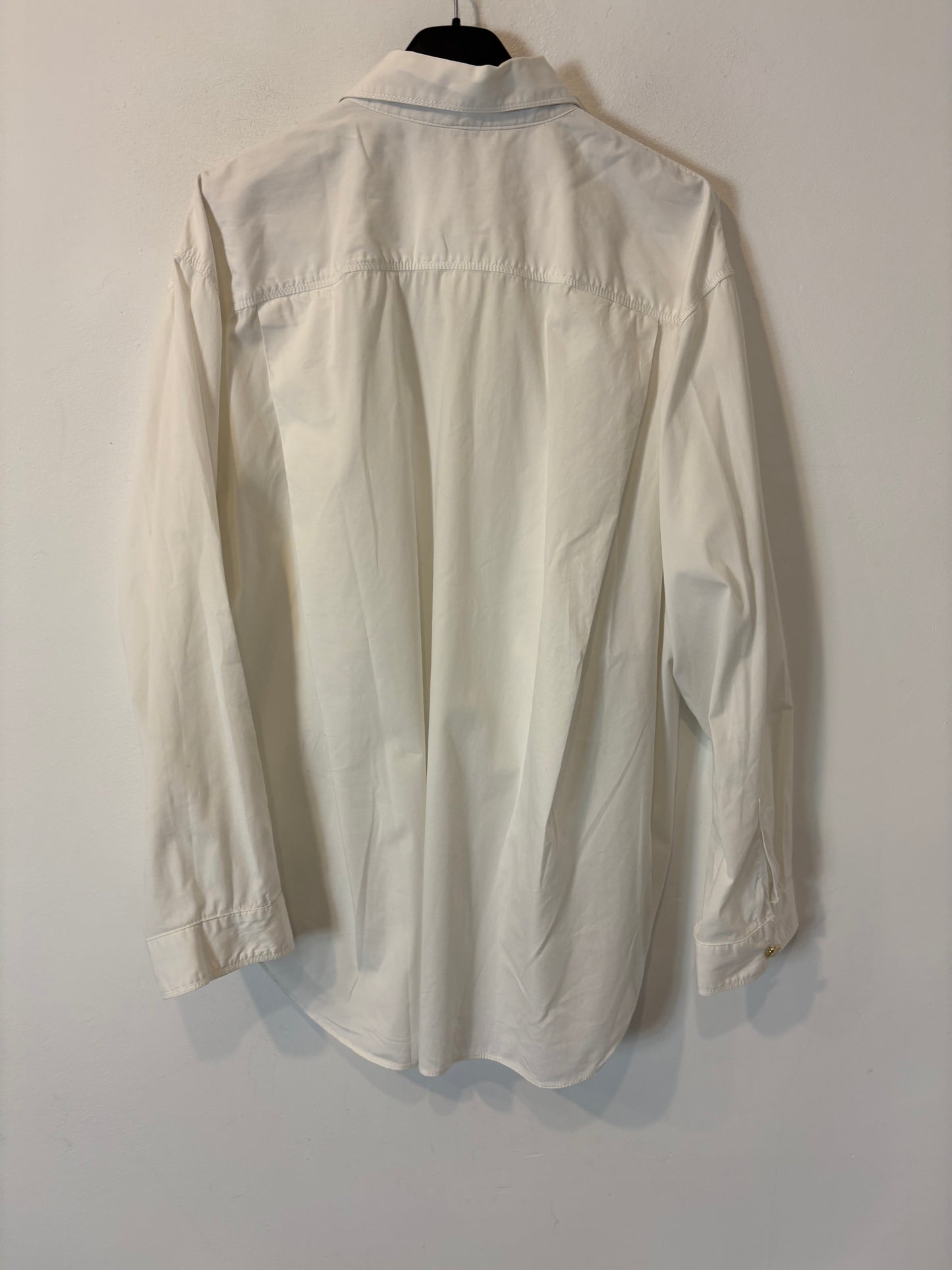 ZARA. Camisa blanca detalle botón