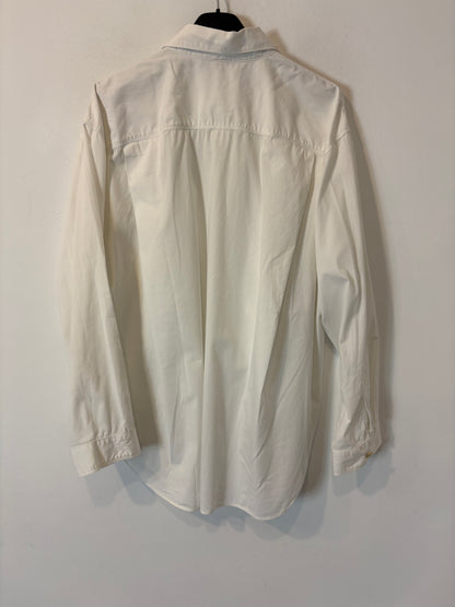 ZARA. Camisa blanca detalle botón