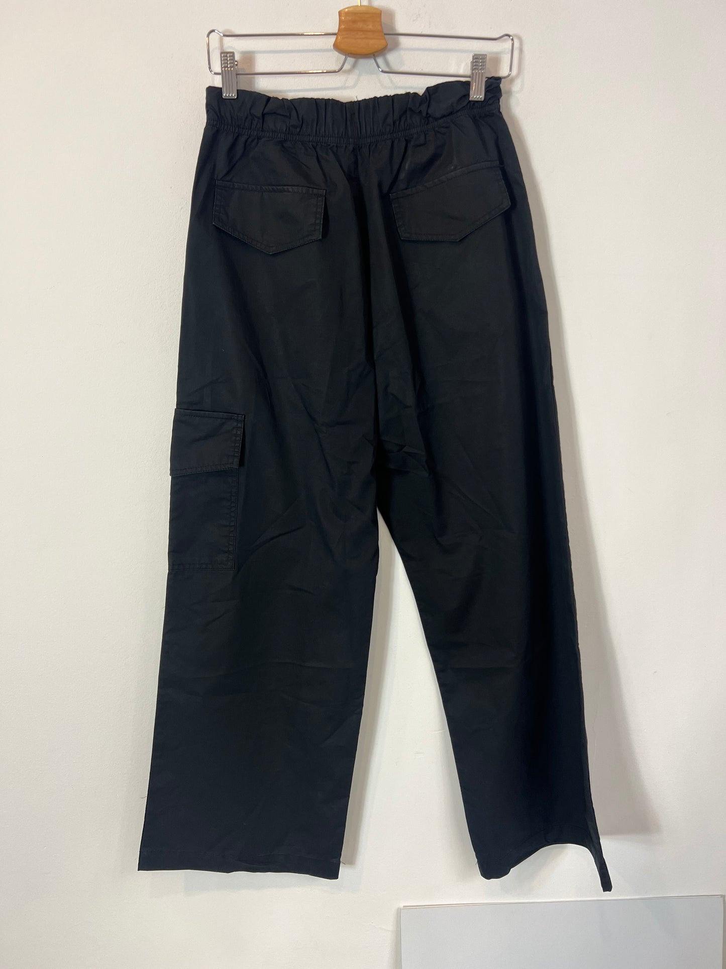 ZARA. Pantalón negro bolsillos. T XS