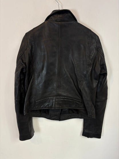 STRADIVARIUS. Cazadora negra piel