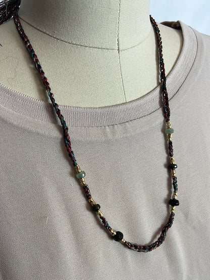 OTRAS. Collar hilos colores y cuentas