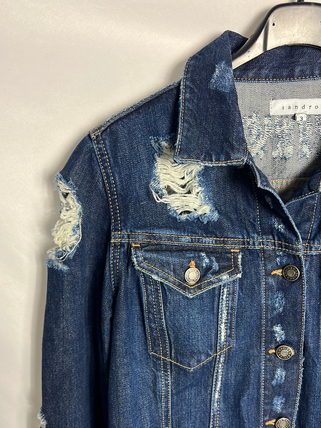 SANDRO. Cazadora denim rotos y tachuelas. T3 (M)