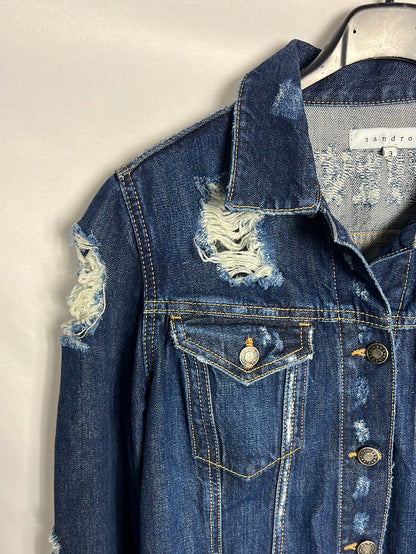 SANDRO. Cazadora denim rotos y tachuelas. T3 (M)