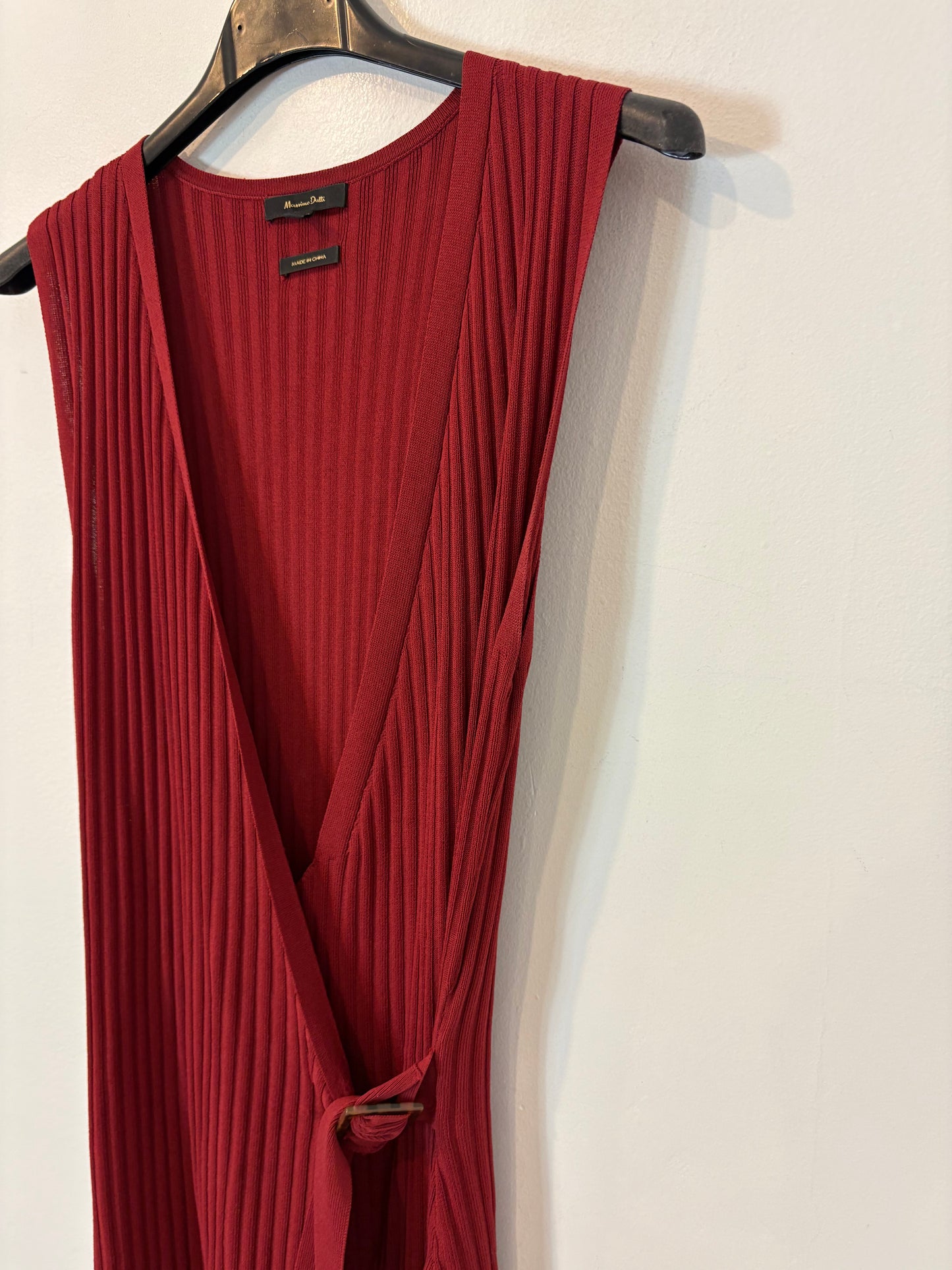 MASSIMO DUTTI. Vestido midi burdeo. T XS