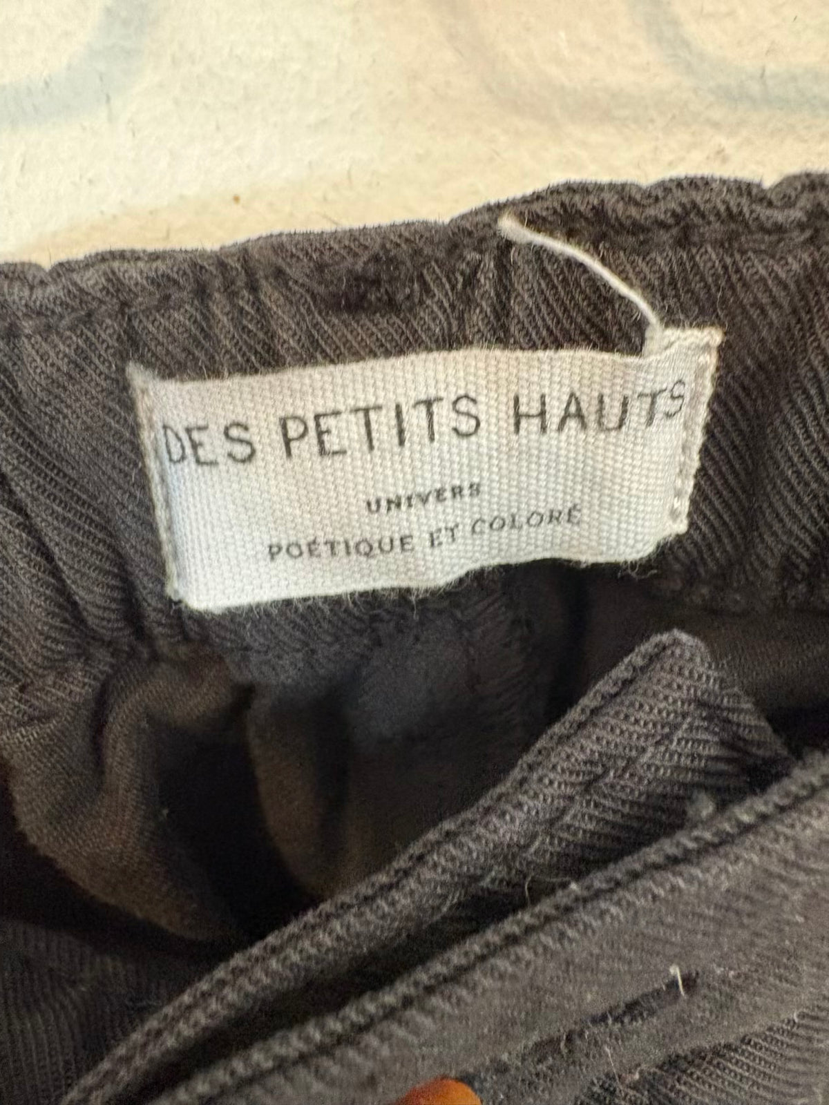 DES PETITIS HAUTS. Pantalón negro pinzas