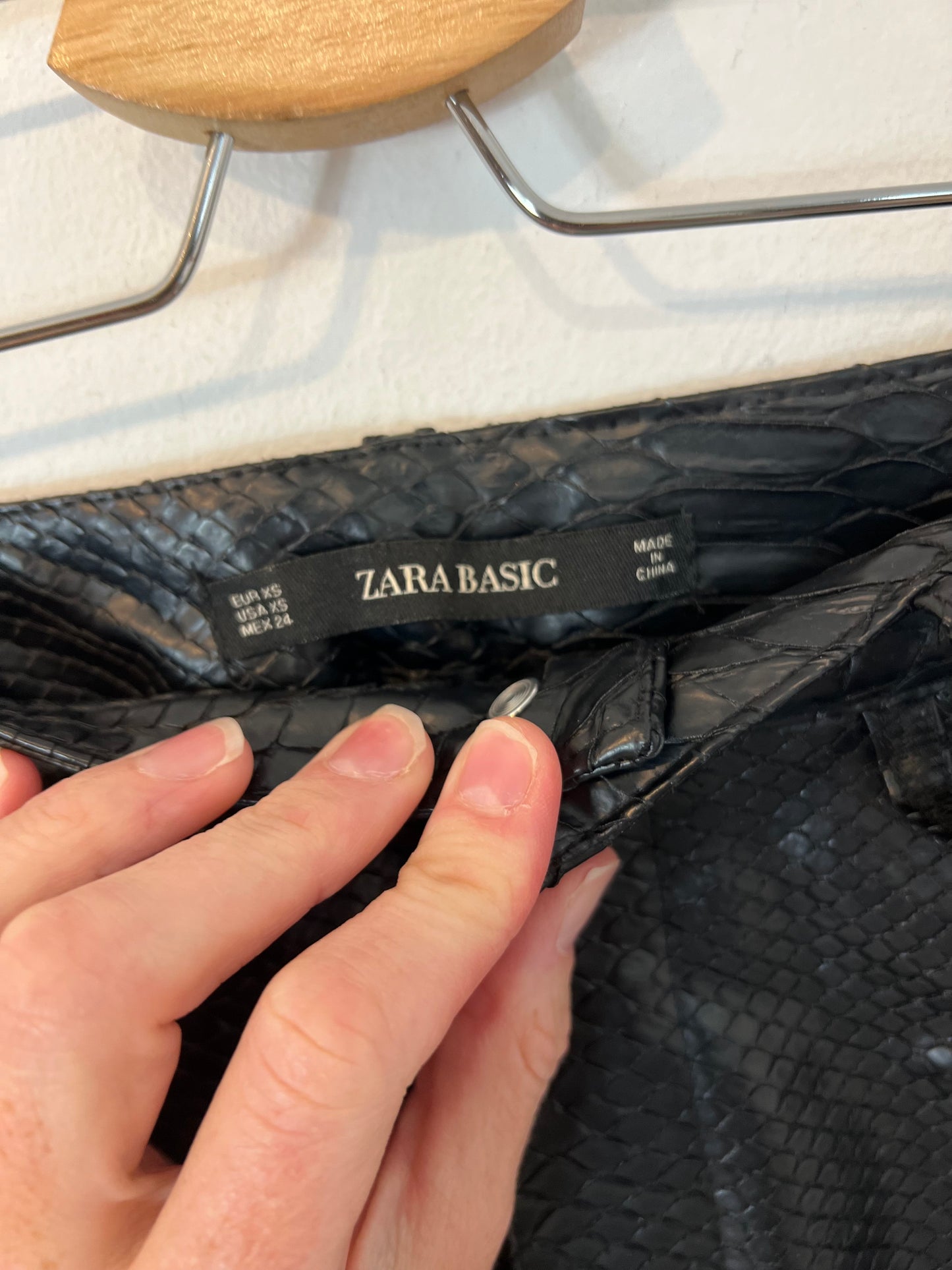 ZARA.falda negra efecto piel T.xs