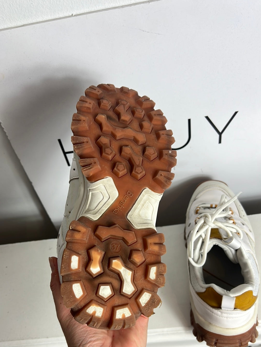 BERSHKA. Zapatillas bicolor  suela gruesa. T 37