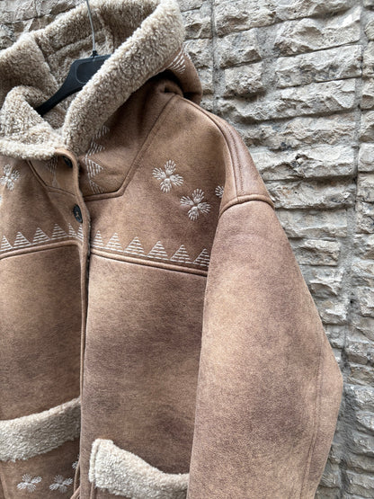 INTROPIA. Abrigo doble faz bordados