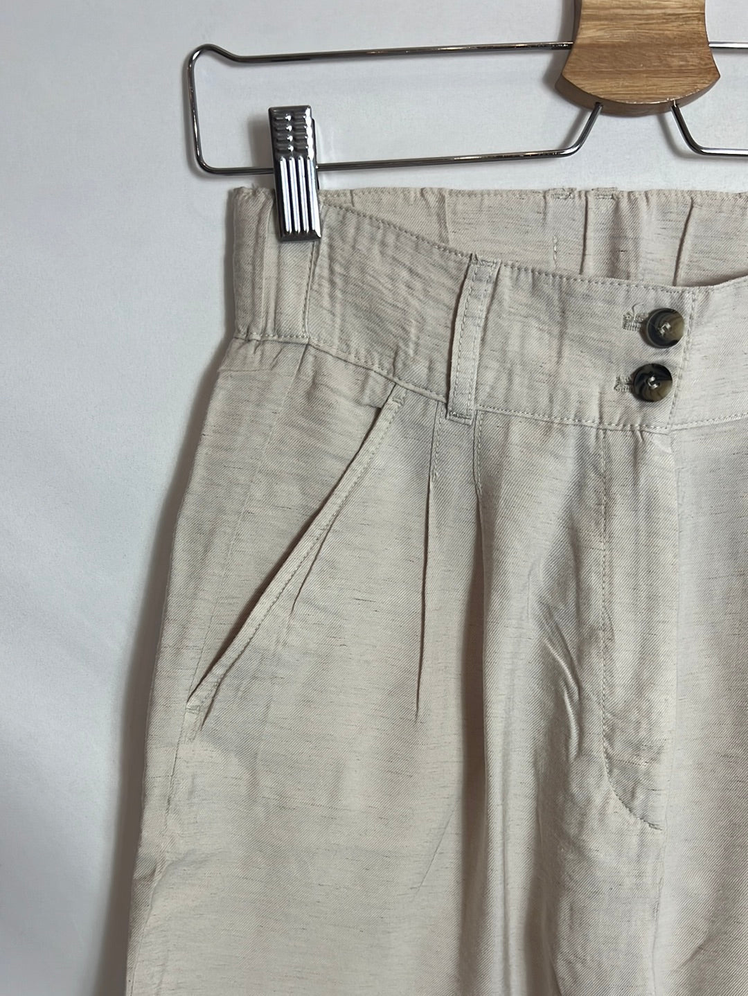 H&M . Bermuda larga beige jaspeada. T 38