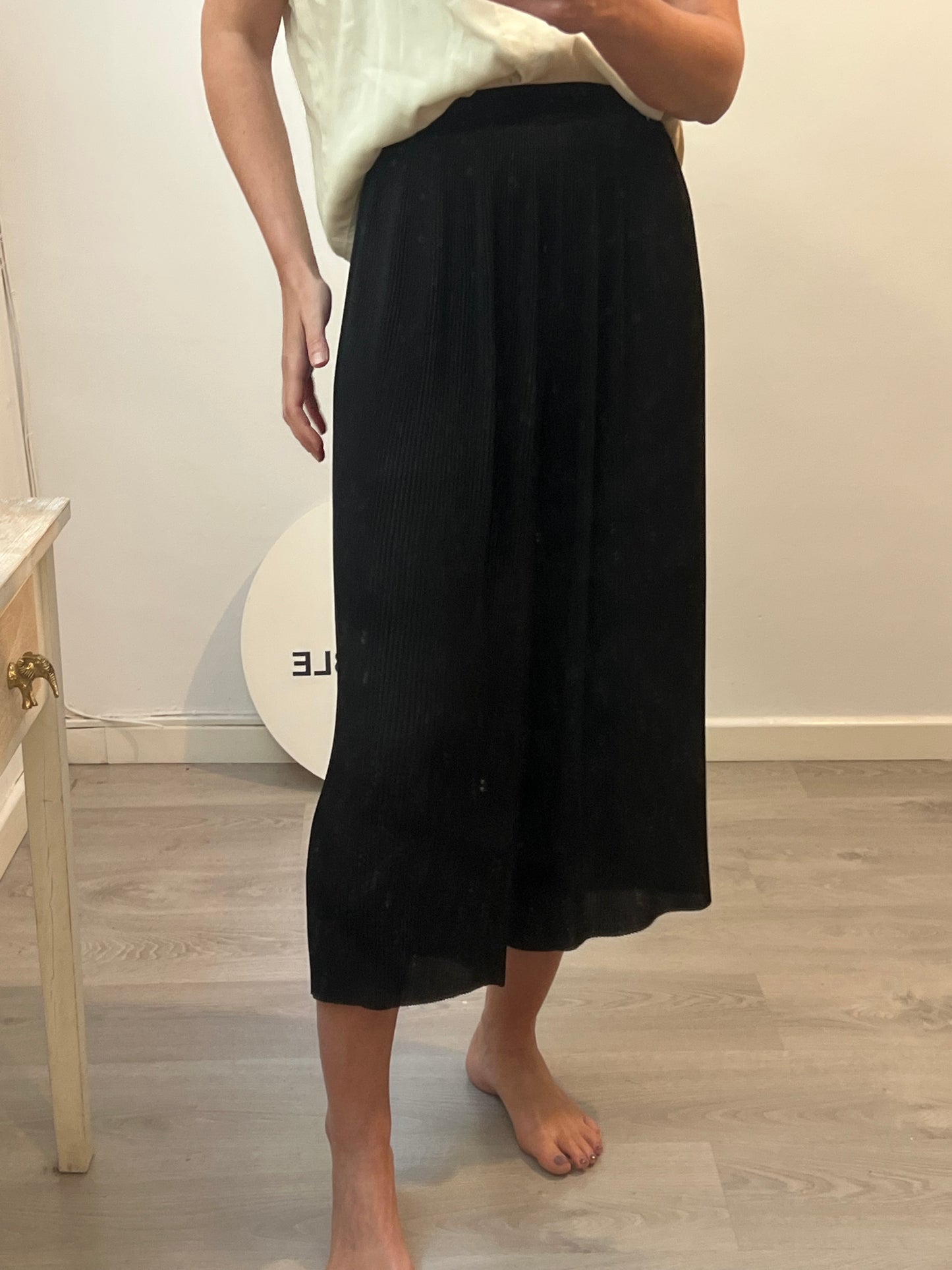 ZARA. Pantalón culotte negro plisado T.m