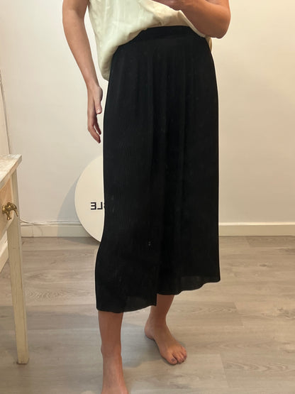 ZARA. Pantalón culotte negro plisado T.m