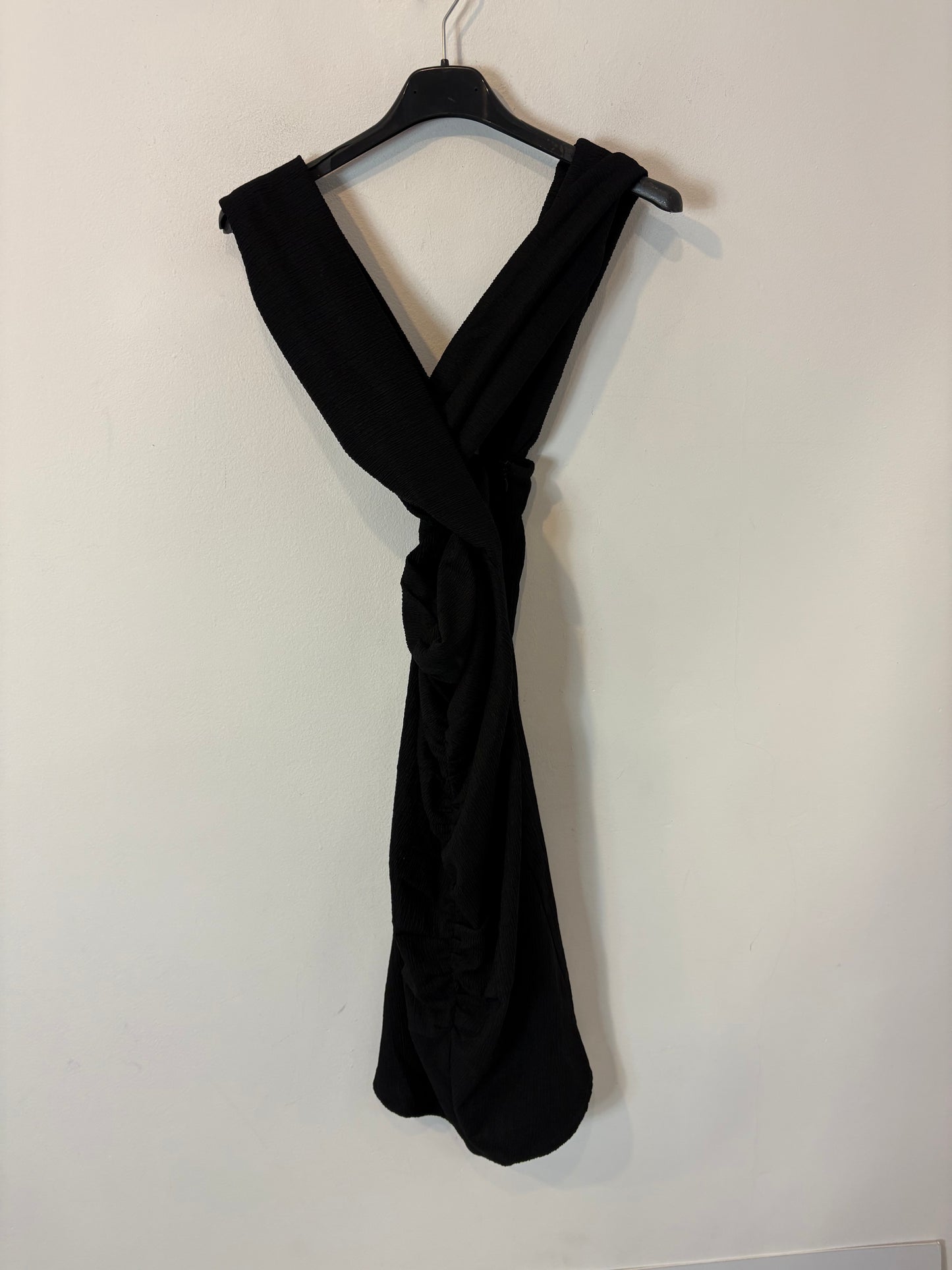 MIOH. Vestido negro escote cruzado