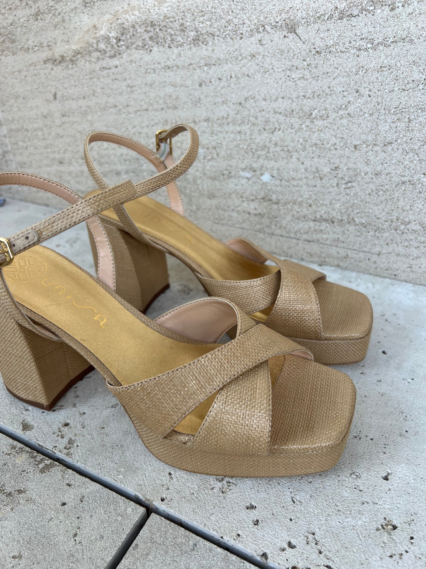 UNISA. Sandalia textura beige. T 40