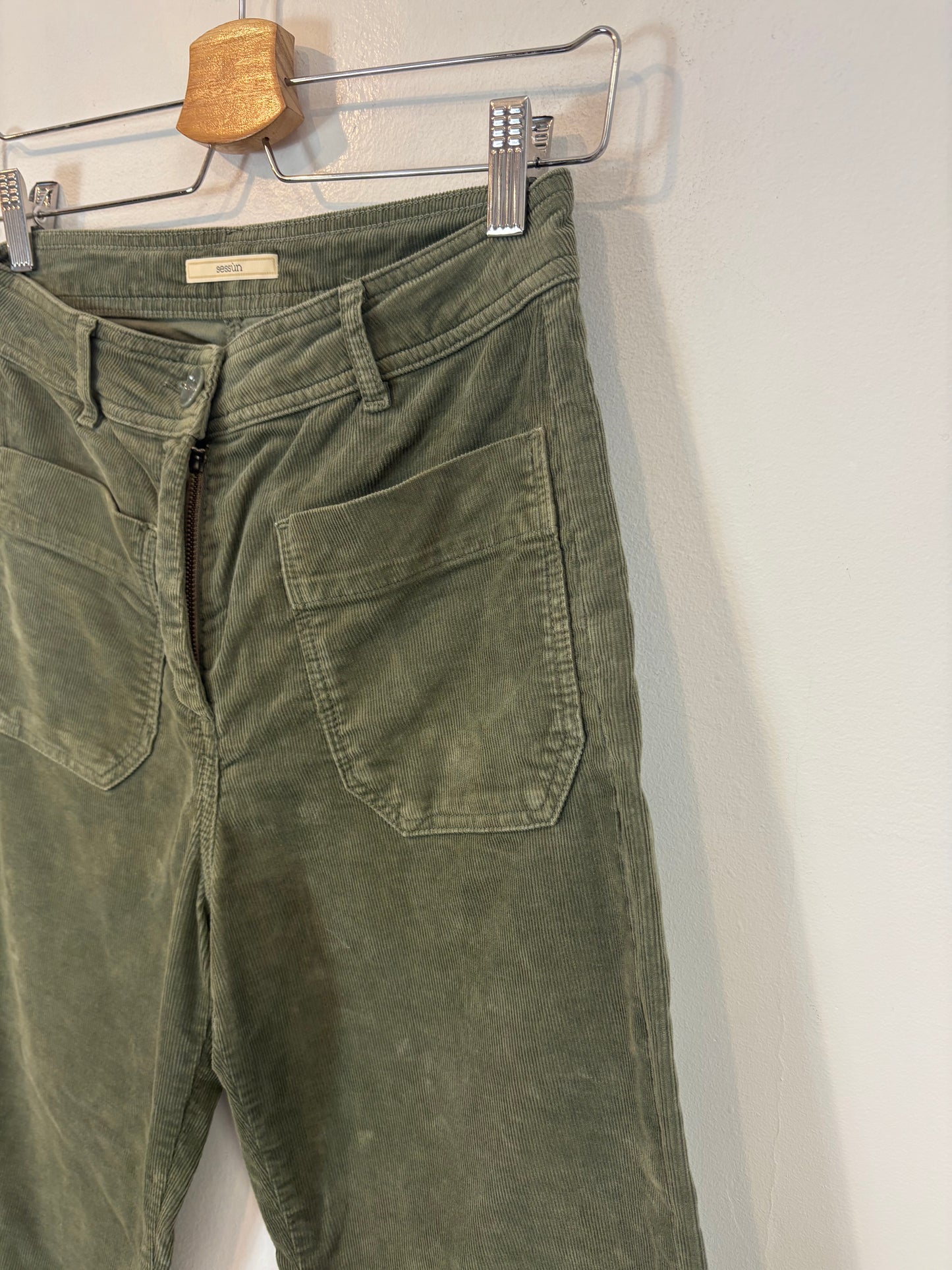 SESSÚN. Pantalón verde pana. T 36