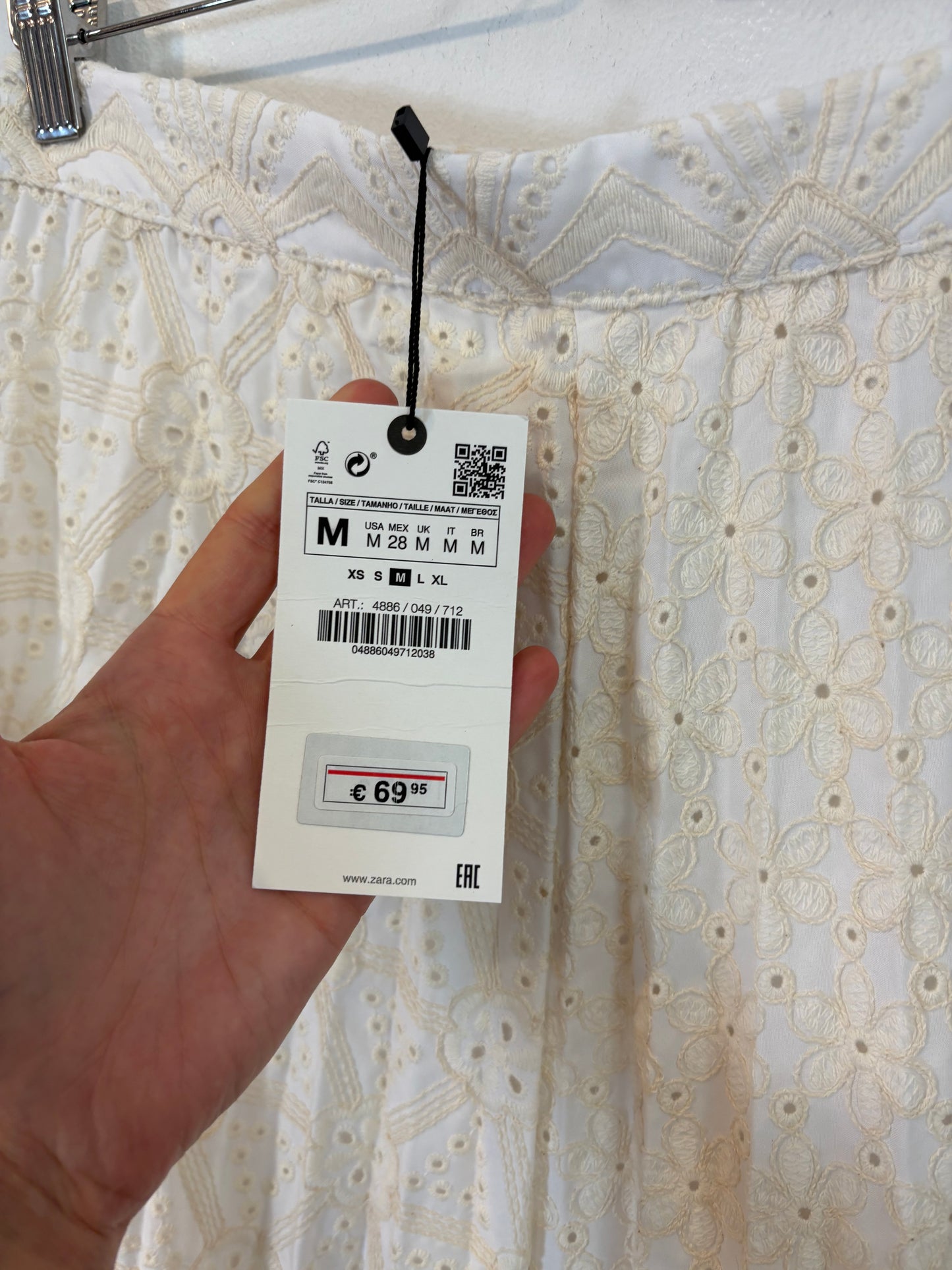 ZARA. Falda larga bordados. T M