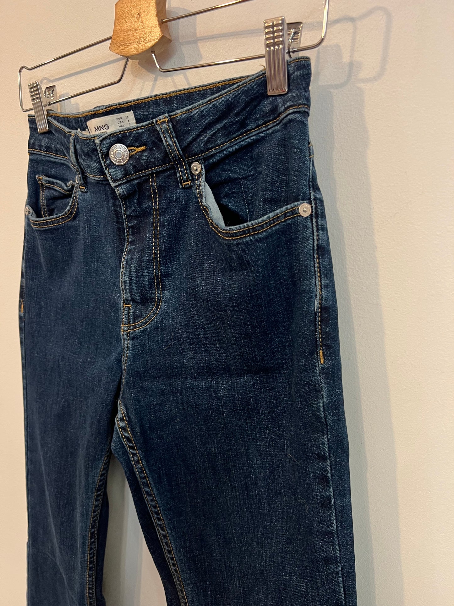 MANGO. Denim campana elástico. T 36