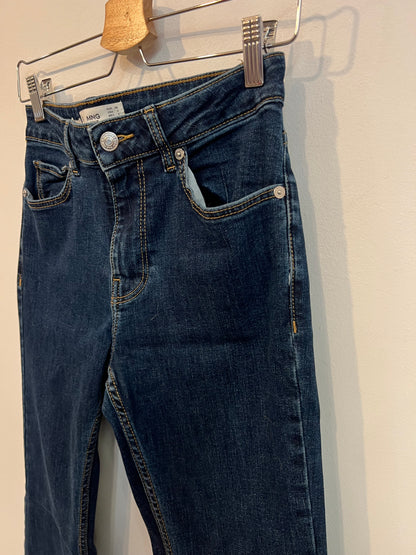 MANGO. Denim campana elástico. T 36